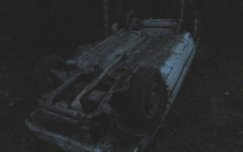 В Коми  водитель Opel улетел в кювет и сломал бедро