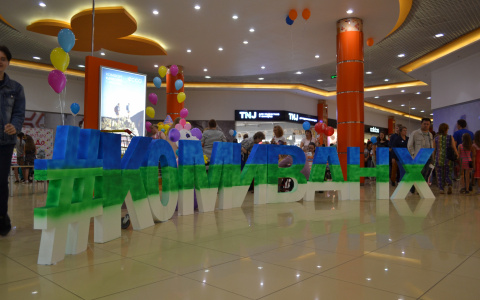 На Коми ВДНХ сыктывкарцам дарили ёлки и раздавали черное мороженое (фото)