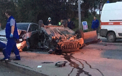 В Сыктывкаре «Лада Калина» врезалась в столб и перевернулась, водитель погиб на месте