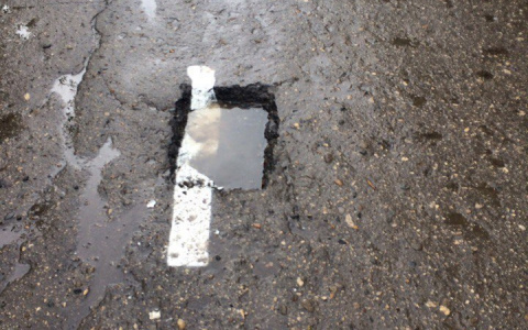 В Коми разметку на дороге нанесли прямо в яму с водой (фото)