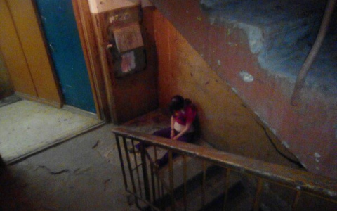 В Сыктывкаре пьяная босая девушка уснула посреди лестничной площадки (фото)