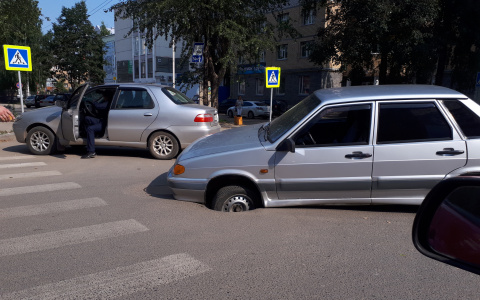 В Сыктывкаре асфальт на перекрестке провалился под землю вместе с машиной (фото)