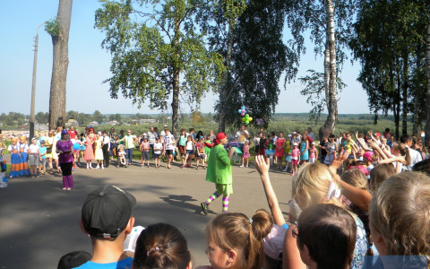 В Кировском парке Сыктывкара армия детей воевала за подарки (фото)