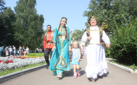 В Сыктывкаре прошел этнический фестиваль: много сена, коми рэп и палящее солнце (фото)