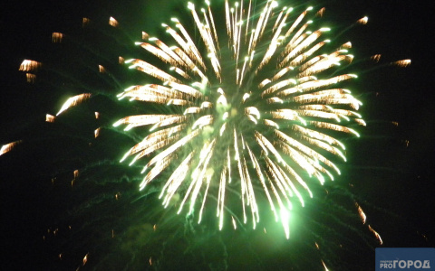 В Сыктывкаре салют в честь Дня Республики прошел ярко, но с опозданием и пробками (фото, видео)