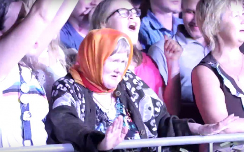 Сеть взорвало видео танцев бабушки под диско-музыку на День Республики Коми (видео)