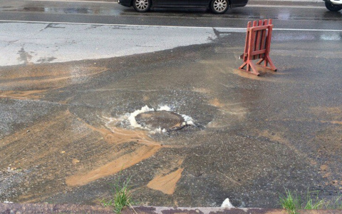 В центре Сыктывкара затопило улицу (фото)