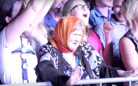 Бабушка, которая отжигала на концерте Ottawan в Сыктывкаре, прославилась на всю Россию