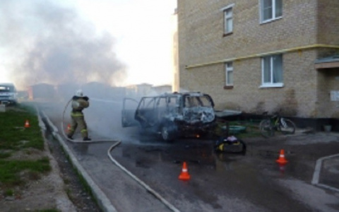 В Коми пожарные тушили «Лексус», который подожгли преступники (фото)