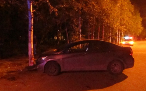 В Коми водитель на Hyundai Solaris влетел в дерево