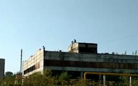 В Сыктывкаре дети устроили смертельные игры на крыше завода (видео)