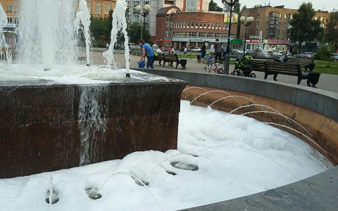 В Сыктывкаре фонтан превратили в джакузи с пеной (фото)