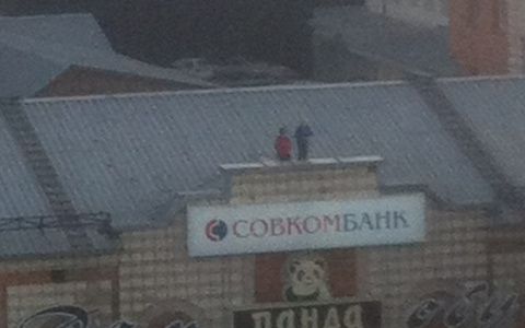 Прямо в центре Сыктывкара два ребёнка балансировали на узком парапете (фото)