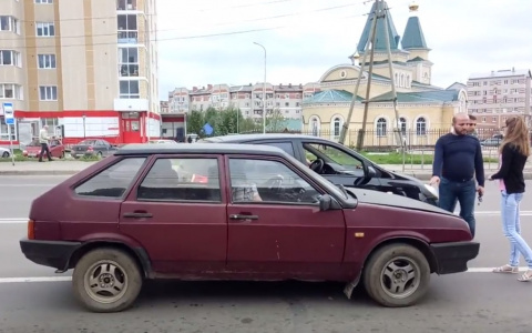 В Сыктывкаре пьяный водитель трусливо уехал на разбитом авто с места ДТП (видео)