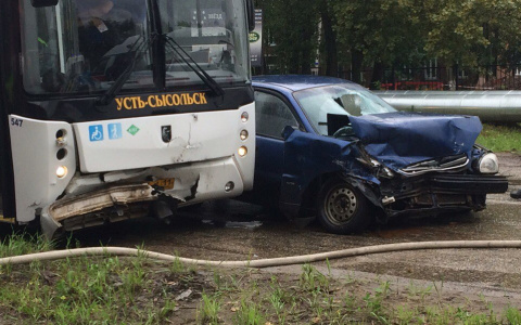 В Сыктывкаре «Шевроле» протаранила автобус с пассажирами (фото)
