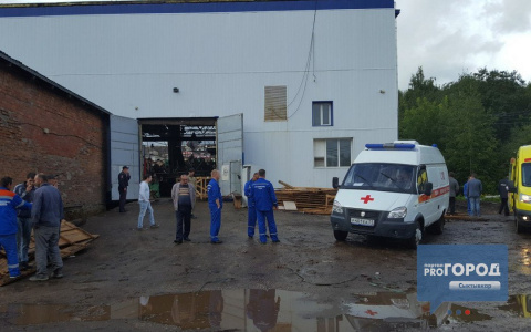 В Сыктывкаре обрушилась крыша здания, под завалами находятся люди