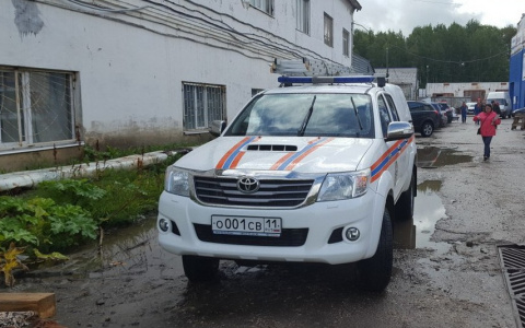 В Сыктывкаре под завалами, где упала крыша, может находиться до 6 человек