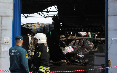 Полный фоторепортаж с  места обрушения крыши склада в Сыктывкаре