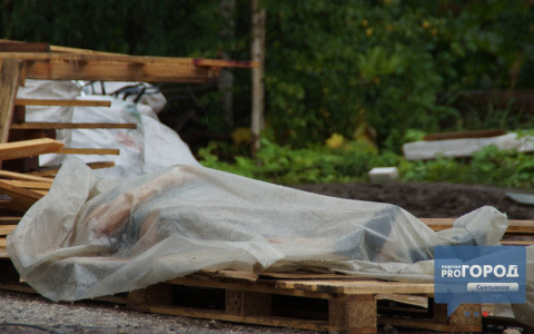 Тело мужчины, который погиб при обвале крыши в Сыктывкаре, увезли с места ЧП (фото)