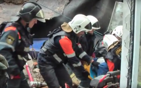 МЧС опубликовало видео, как людей доставали из-под завалов в Сыктывкаре