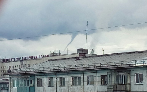 В Коми сфотографировали воронку в небе, похожую на смерч (фото)