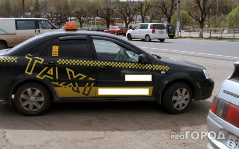 В Сыктывкаре пассажир порезал таксистку