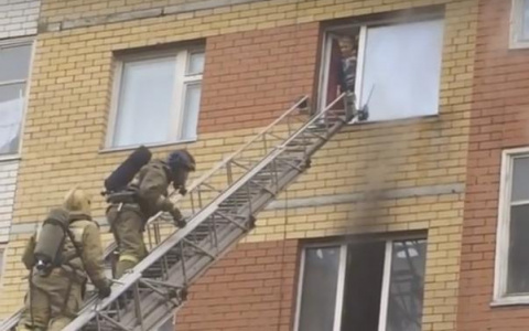 Появилось видео, как спасали ребенка из горящей многоэтажки в Сыктывкаре
