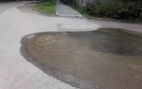 В Сыктывкаре улицу залило канализационной водой (видео)