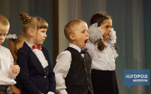 Линейку в Гимназии искусств при Главе Коми прервал мужчина, который не мог отвезти жену в роддом (фото)