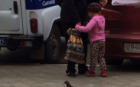 В Сыктывкаре родители бросили ребенка в торговом центре (фото)