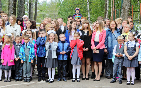 В Сыктывкаре первоклассники закрывали уши во время гимна России (фото, видео)