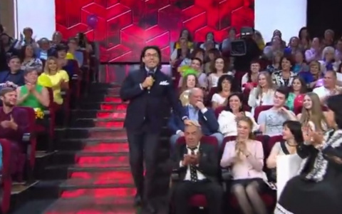 Андрей Малахов в прямом эфире потрепал по лысине экс-мэра Воркуты (видео)