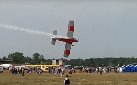 Пилот разбившегося на авиашоу Ан-2 увел самолет от толпы зрителей (видео)