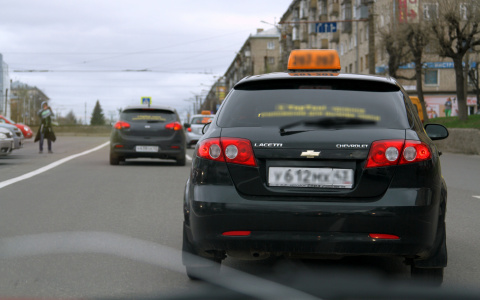 В Сыктывкаре водитель выгнал ребенка из такси в незнакомом районе
