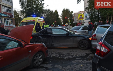 В Сыктывкаре возле банка произошло массовое ДТП с участием шести машин
