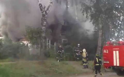 В Сыктывкаре загорелся дом, в котором умерла девушка