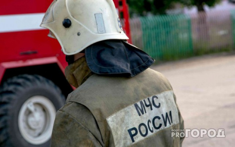 Очевидцы: "У железнодорожного вокзала в Сыктывкаре полыхает жилой дом"