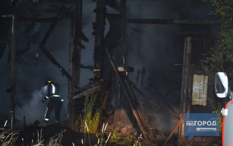 Появились фото и видео с места пожара возле железнодорожного вокзала в Сыктывкаре
