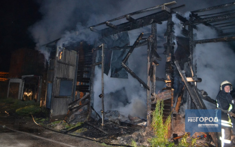 Названа причина крупного пожара у железнодорожного вокзала в Сыктывкаре