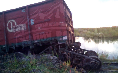 В Коми поезд сошел с рельсов (фото)