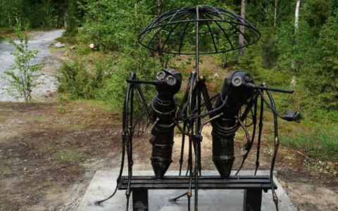 В Коми открыли памятник влюбленным комарам (фото)