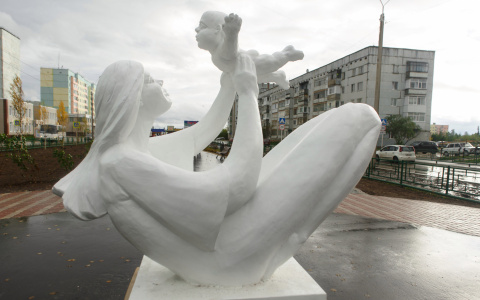 Жители Коми издеваются над скульптурой младенца с лицом старика (фото)