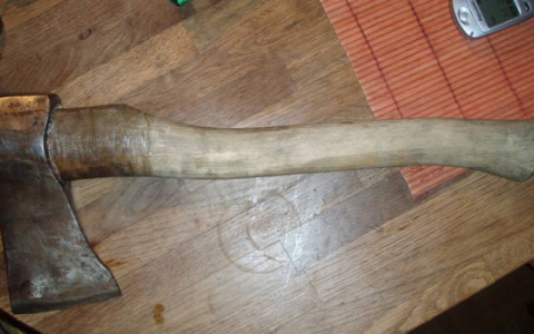 В Коми мужчина пригласил в гости земляка и зарубил его топором