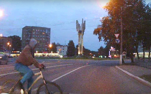 Появилось видео, как на «кольце» в Сыктывкаре сбили велосипедиста