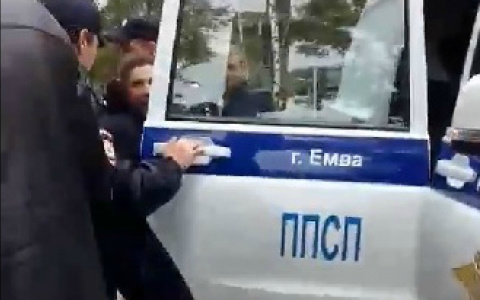 В Коми разъяренная толпа пыталась отбить 15-летнего мальчика у полиции (видео)