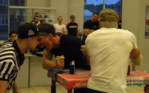 Первый чемпионат РК по армрестлингу в Сыктывкаре: мускулы, крики и плюшевый зайка (фото)