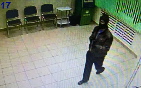 Полиция Сыктывкара разыскивает мужчину, который напал на банк с обрезом (фото)