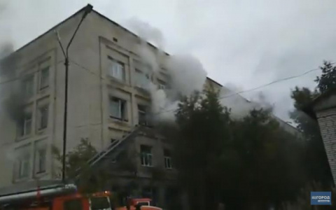 В Коми произошел крупный пожар в поликлинике (видео)