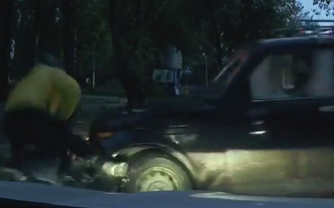 В Сыктывкаре мотоциклист кувыркнулся на асфальт после ДТП с «Нивой» (видео)