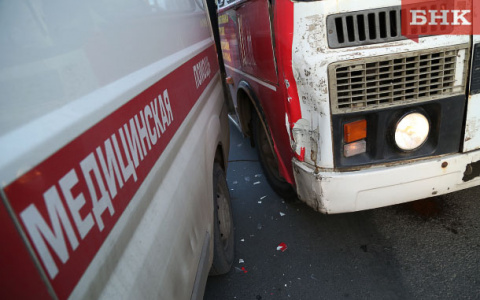 В центре Сыктывкара автобус протаранил «скорую» (фото)